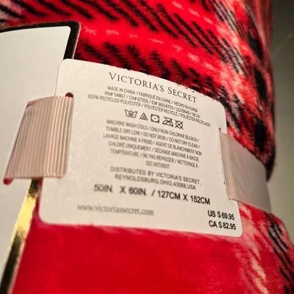 NWT Victoria’s Secret plush Red Plaid throw/Blanket. 50”x 60”. - Picture 4 of 7